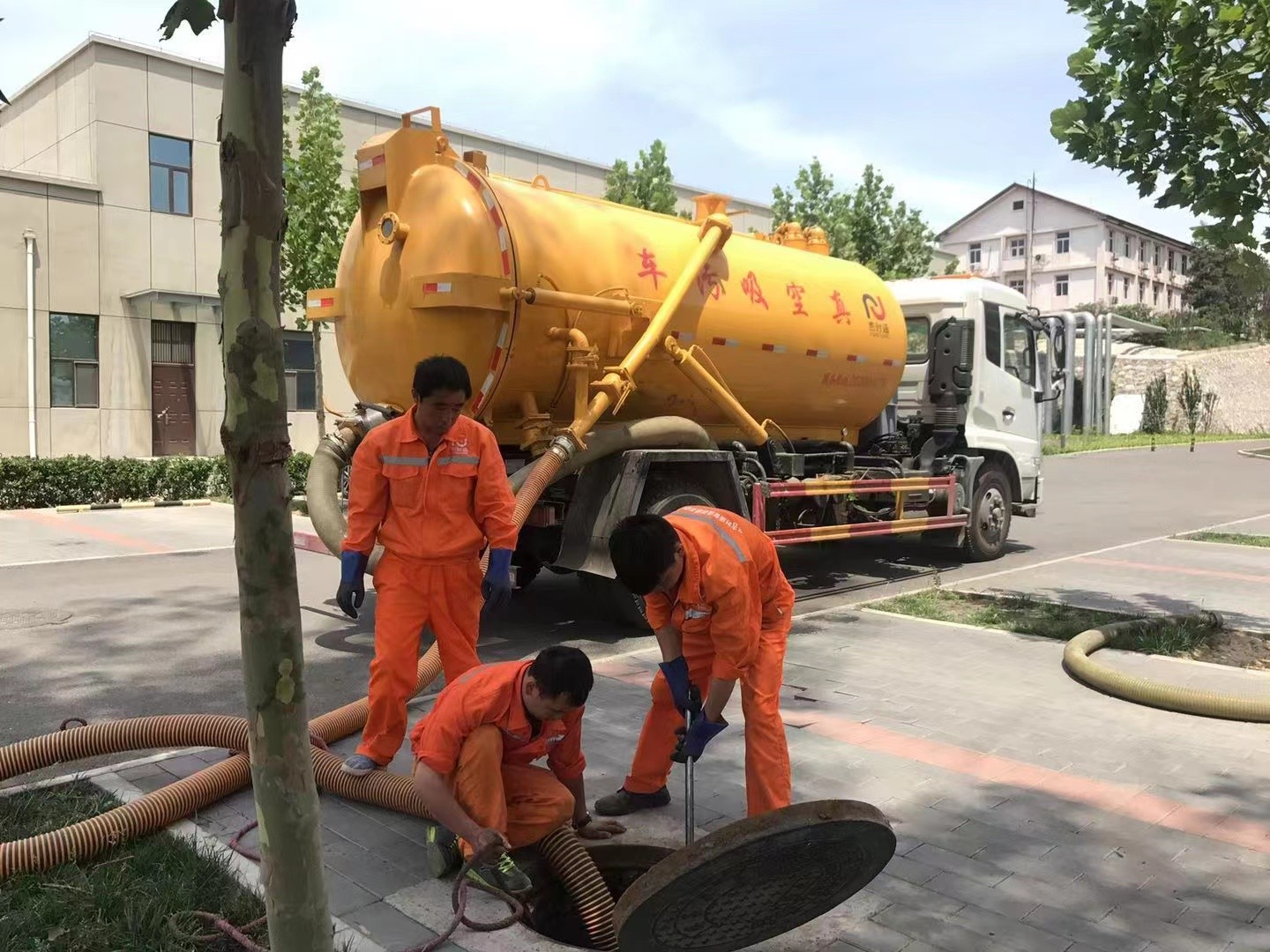 曹县管道疏通车停在窨井附近